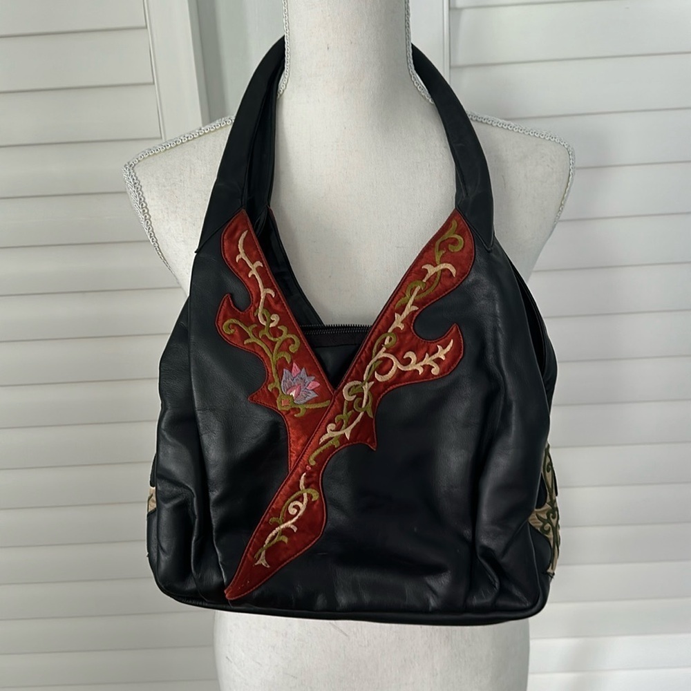 OOVOO handmade genuine leather black shoulder bag w/ three compartments